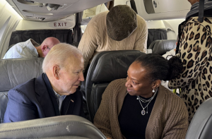 پرواز میں مسافر خاتون کا جو بائیڈن سے سامنا، غزہ پر سخت سوالات