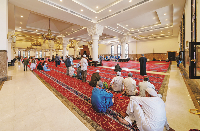 Those who love mosques, after one prayer, wait for the next one while sitting inside the mosque. Photo: INN