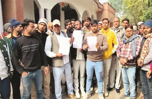  متھرا: نماز کے الزام میں معطل کئے گئے ٹیچر کو گاؤں کی حمایت