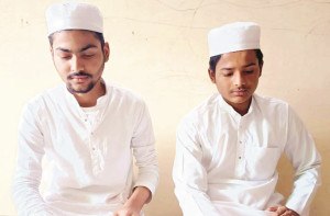  ملئے ۲؍حافظ بھائیوں سےجو ممبرا میں تراویح پڑھا رہے ہیں