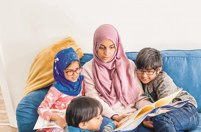 Mothers have the responsibility to provide an environment at home where friendship with books becomes a pleasant experience, not a burden. Photo: INN