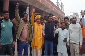 متھرا کے ایک مندر میں مسلمان ٹھیکیدار کو ریلنگ کا پروجیکٹ ملنے پر تنازع