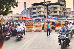 میراروڈ: رمضان میں نیا نگر میں ٹریفک انتظامات کےتحت سڑکوں پر بیریکیڈنگ پر اعتراض