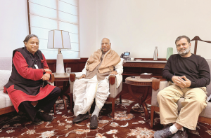 اس ہفتے اخبارات کا موضوع مرکزی بجٹ اور ششی تھرور کی کانگریس قائدین سے ملاقات رہا