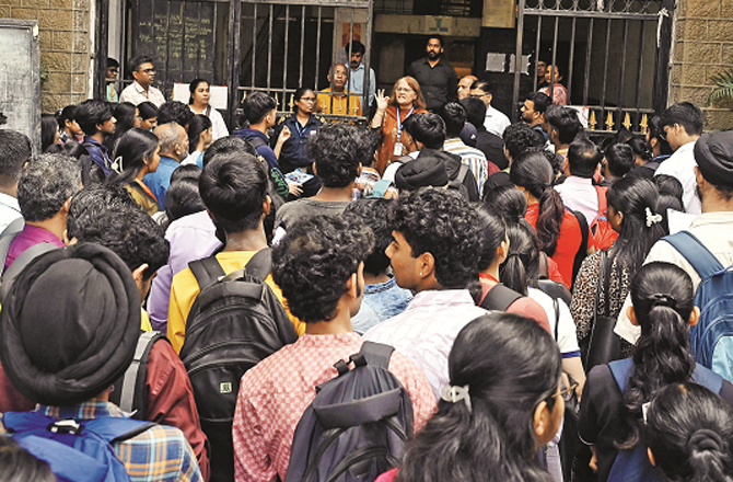 The lesson of maintaining good manners should be taught both at home and in school. Photo: INN