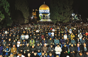 پابندیاں درکنار، ایک لاکھ افراد نے مسجد اقصیٰ میں تراویح ادا کی