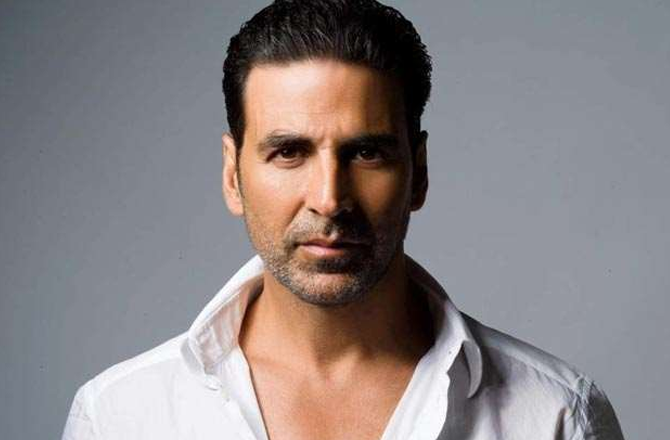 <p>&nbsp;اداکار اکشے کمار بھی اس فہرست میں شامل ہیں۔ ان کے والد ہری اوم بھاٹیہ ہندوستانی فوج میں سپاہی تھے اور امرتسر رجمنٹ میں خدمات انجام دیتے تھے۔ اکشے نے اپنے والد سے نظم و ضبط سیکھا۔</p>