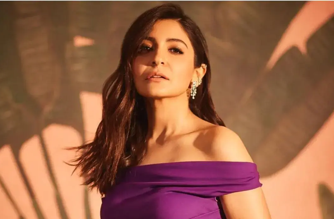 <p>انوشکا شرما کے والد اجے کمار شرما &nbsp;فوج میں کرنل تھے۔ وہ ۱۹۹۹ء کی کارگل جنگ میں لڑے تھے۔ انوشکا نے بنگلورو کے آرمی پبلک اسکول میں تعلیم حاصل کی۔</p>