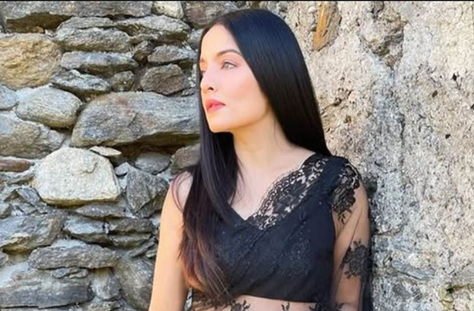 <p>سیلینا جیٹلی کے والد ایک کرنل تھے، ان کی والدہ آرمی نرس تھیں &nbsp;اور ان کا بھائی بھی فوج سے وابستہ تھا۔&nbsp;</p>