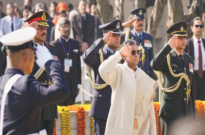 President Draupadi Murmu reached Rajghat and paid tribute to Mahatma Gandhi.