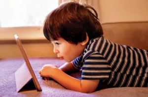 برطانیہ: بچوں میں بنیادی مہارتوں کی کمی، کچھ بچے کتاب کو فون سمجھ بیٹھے