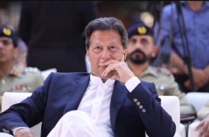 عمران خان کو آنکھ کی سنگین بیماری، علاج نہ ہونے پر بینائی جانے کا خطرہ: رپورٹ