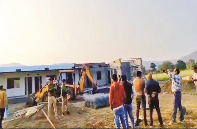 بیتول کےڈھابا گاؤں میں غیرقانونی مدرسہ کی افواہ پرانتظامیہ نےاسکول منہدم  کردی