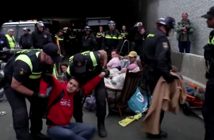 نیدرلینڈز میں دو مسلمان خواتین پر پولیس تشدد کے خلاف احتجاج