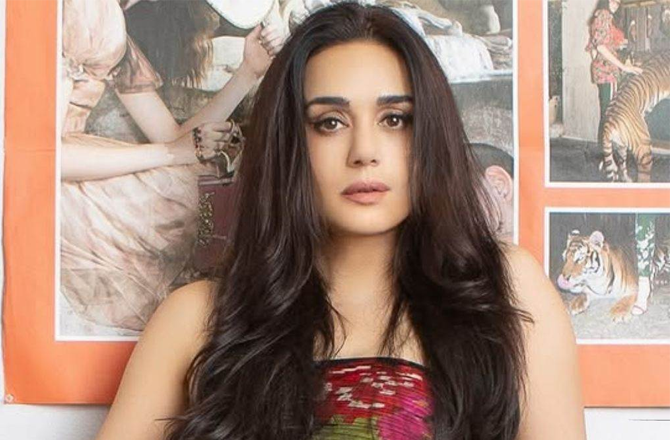 <p>پریتی زنٹا کے والد درگانند زنٹا ہندوستانی فوج میں افسر تھے۔ پریتی کی عمر صرف۱۳؍ سال تھی جب ان کے والد قوم کی خدمت میں شہید ہو گئے۔</p>