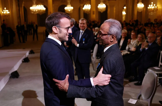 پیرس کے آخری اخبار فروش علی اکبر کو اعلیٰ ترین قومی اعزاز