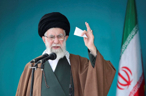 امریکی صدر کے ہاتھ ایرانیوں کے خون سے رنگے ہیں: آیت اللہ خامنہ ای