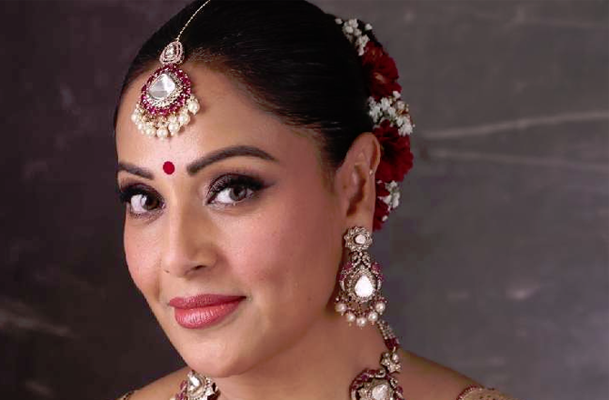 دہلی میں بپاشا آٹھ سال کی عمر تک نہرو پلیس کے علاقے پامپوش انکلیو میں رہیں اور وہیں اپیجے ہائی اسکول میں تعلیم حاصل کی۔ بعد ازاں ان کا خاندان کولکاتا منتقل ہو گیا، جہاں انہوں نے بیدھان نگر میں واقع بھونز گنگابکس کنوریا ودیا مندر سے تعلیم حاصل کی۔