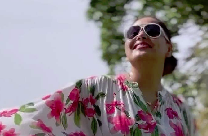 بالی ووڈ میں بپاشا باسو نے اپنے فلمی کریئر کا آغاز سال ۲۰۰۱؍ میں ریلیز ہونے والی فلم اجنبی سے کیا۔ اس فلم میں ان کے مقابل اکشے کمار تھے۔ فلم میں بپاشا کا کردار گرے شیڈز لیے ہوئے تھا۔