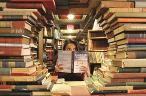 کتابیں جھانکتی ہیں بند الماری کے شیشوں سے