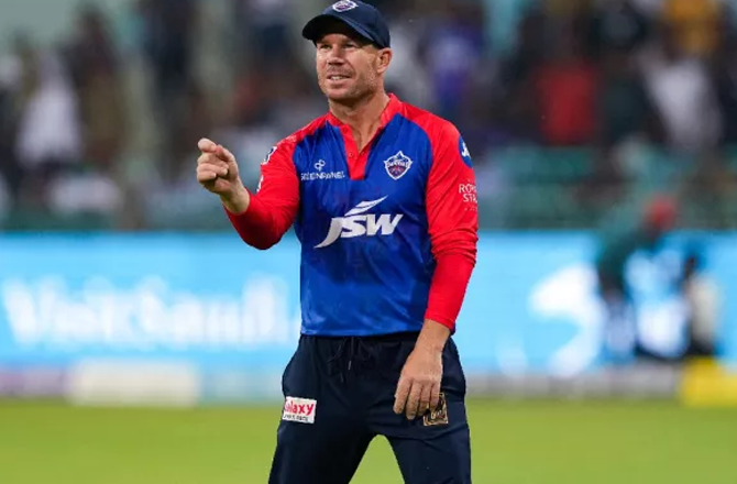 ڈیوڈ وارنر (آسٹریلیا):ٹی ۲۰؍ ورلڈ کپ کے ۴۱؍ میچ میں ڈیوڈ وارنر آسٹریلیا کی فیلڈنگ یونٹ کا مستقل حصہ رہے۔۲۵؍ کیچز اور۶۰۹ء۰ فی اننگز کے ریٹ کے ساتھ، ان کے تیز ردِعمل اور محفوظ ہاتھوں نے آدھے مواقع کو بھی اہم بریک تھرو میں بدل دیا۔