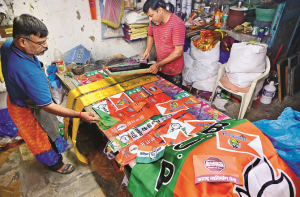 انتخابی مہم میں تیزی کےساتھ  ہی وڑا پائواور سموسہ پائوکے کاروبار میں اضافہ