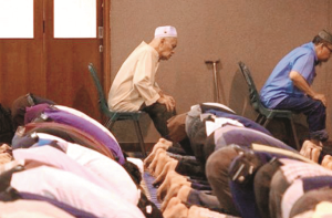 فتاوے: عدت کا ایک سوال، معذور کی نماز اور کرسی کا استعمال، اوقات مکروہہ میں نماز