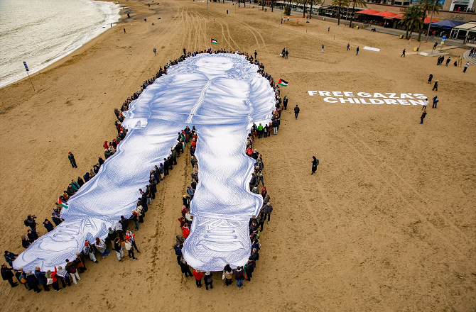 بارسلونا، اسپین: ساحل پر ہند رجب کا عظیم الشان پورٹریٹ، غزہ کے بچوں کیلئے آواز