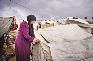 غزہ : سخت سردی میں تباہ حال عمارتوں کی دیواریں منہدم 