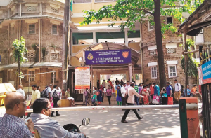 کےای ایم اسپتال میں بنیادی سہولتوں کا فقدان، مریض پریشان