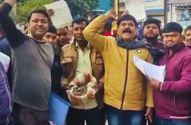 مالدا: مسلم شخص ایس آئی آر سماعت کیلئے اپنے دادا کی قبر کی مٹی لے کر پہنچا