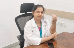 یاد ہے کرلا کی مونیکامورے؟ جو لوکل ٹرین حادثےمیں دونوں ہاتھ گنوا بیٹھی تھی!