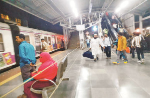 دادر اسٹیشن پرحادثے سے بچانے کے لئے رسّی کا سہارا ، بھیڑ کو منقسم کرنے کی کوشش 