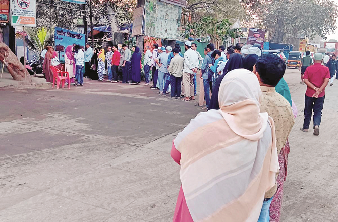 A long line of voters is seen at a polling booth in Mumbra. Picture: Inquilab