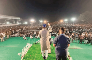 اکولہ: اسدالدین اویسی کے جلسے میں ہنگامہ، پولیس کو لاٹھی چارج کرنا پڑا