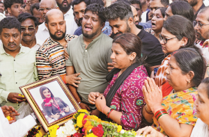 شیواجی پارک : فلائٹ اٹینڈنٹ پنکی مالی سپردِآتش