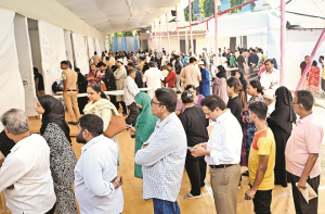 موبائل فون معاملہ پرمختلف پولنگ بوتھوں پرمختلف ضابطہ سےووٹروں کوپریشانی ہوئی