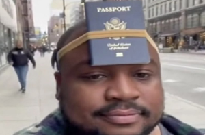 امریکہ: پاسپورٹ ماتھے پر چسپاں کرکے ،عوام کا ٹرمپ انتظامیہ کے خلاف منفرد احتجاج