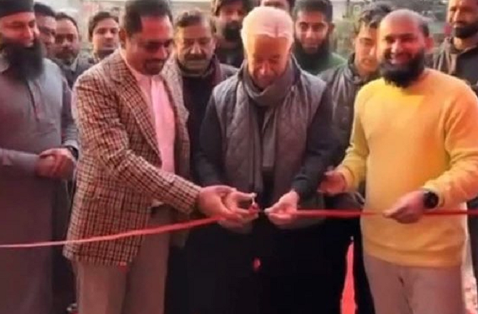 پاکستان: جعلی ’پیزا ہٹ‘ کا افتتاح، خواجہ آصف ٹرول