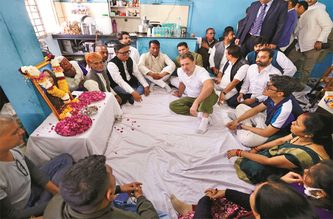 Rahul Gandhi condoles with family of deceased in Indore