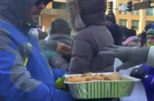 منیاپولس: انڈین ریستوراں نے مظاہرین میں مفت سموسے تقسیم کئے، ویڈیو وائرل