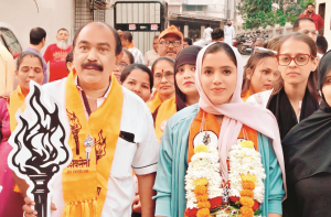 ماں کے بعد بیٹی خدمت کیلئے عوام  کے بیچ پہنچی