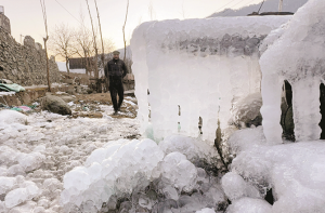 کشمیر میں شدید ٹھنڈ، شوپیان میں درجہ حرارت منفی ۸؍ ڈگری