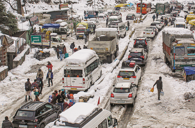 شدید برفباری، سیکڑوں سڑکیں بند، نظام  ِزندگی ٹھپ