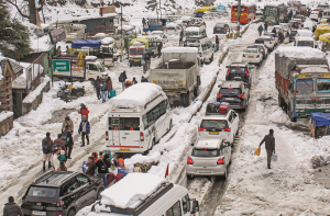 شدید برفباری، سیکڑوں سڑکیں بند، نظام  ِزندگی ٹھپ