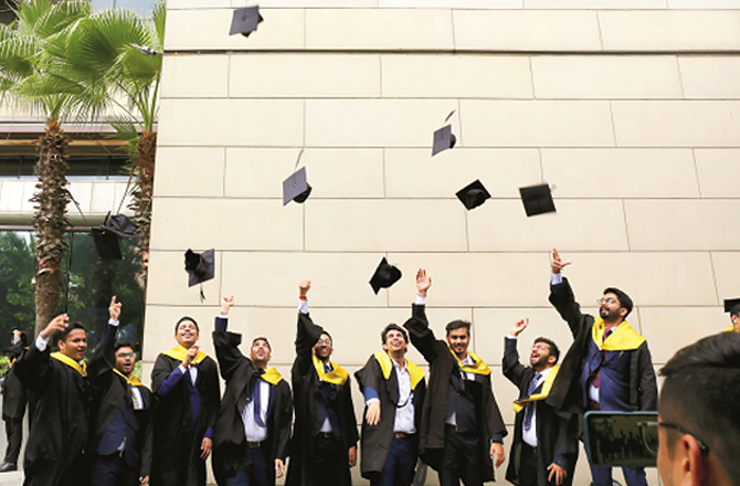 Teach young people critical thinking, give them the freedom to ask questions, and promote positive dialogue. Photo: INN