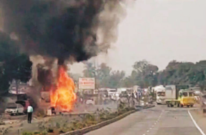 گیس سلنڈر سے لدے ٹیمپو میں بھیانک آتشزدگی، کئی دھماکے، کوئی جانی نقصان نہیں