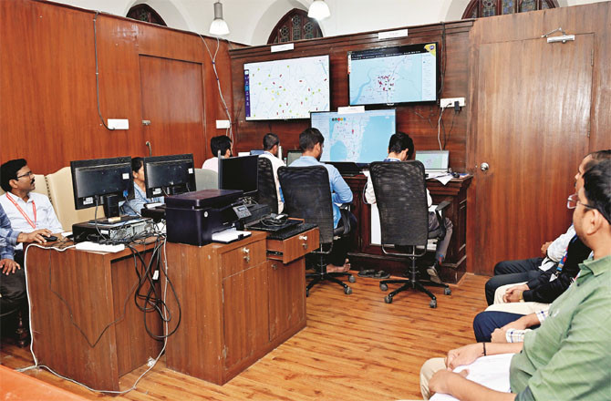 BMC officers monitoring vehicles used in the election.