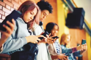 برطانیہ: ۱۶؍ سے کم عمر بچوں کیلئے سوشل میڈیا پر پابندی کی تیاری