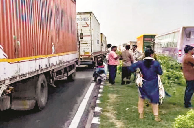 Narottam Mushar supporters blocked the highway, causing queues of vehicles.